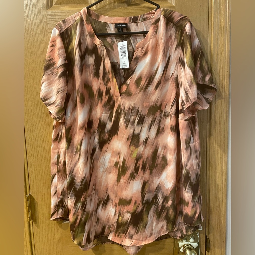 NWT Torrid 2X Georgette Hi-Low Short Sleeve Blouse